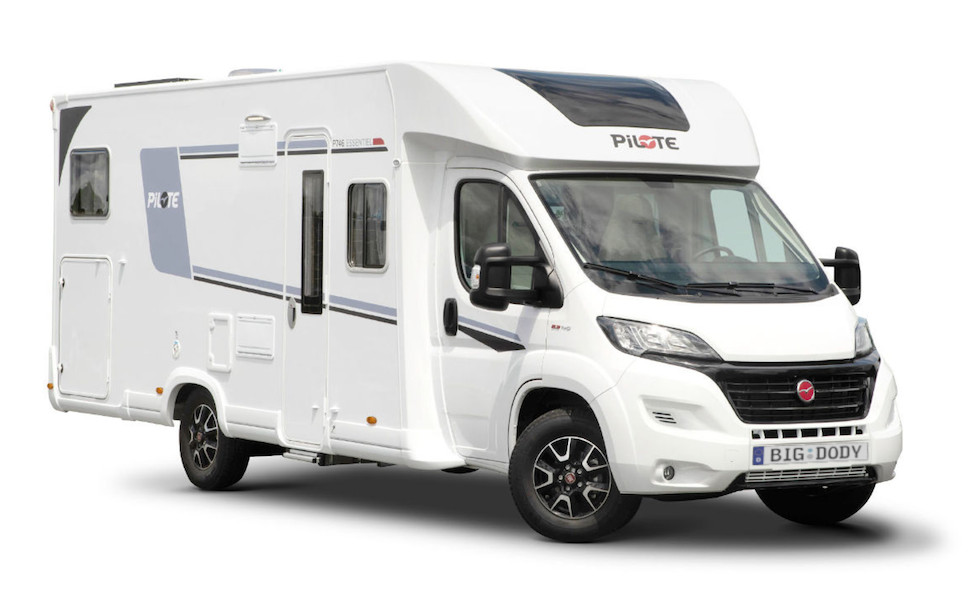 Ein Foto eines Wohnmobils der Marke Pilote, Typ P 740 FGJ in weiß von rechts vorne fotografiert.